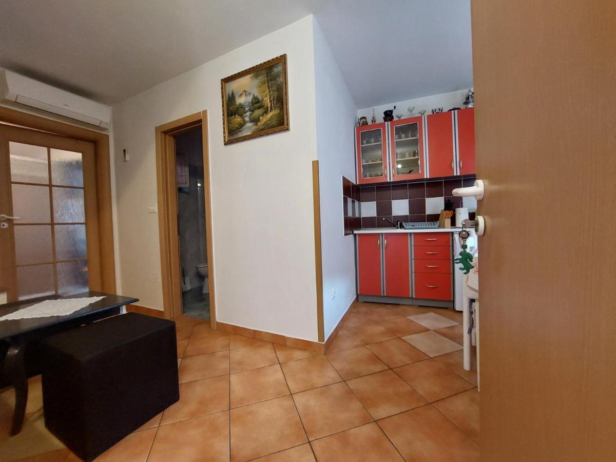 Leona Apartment